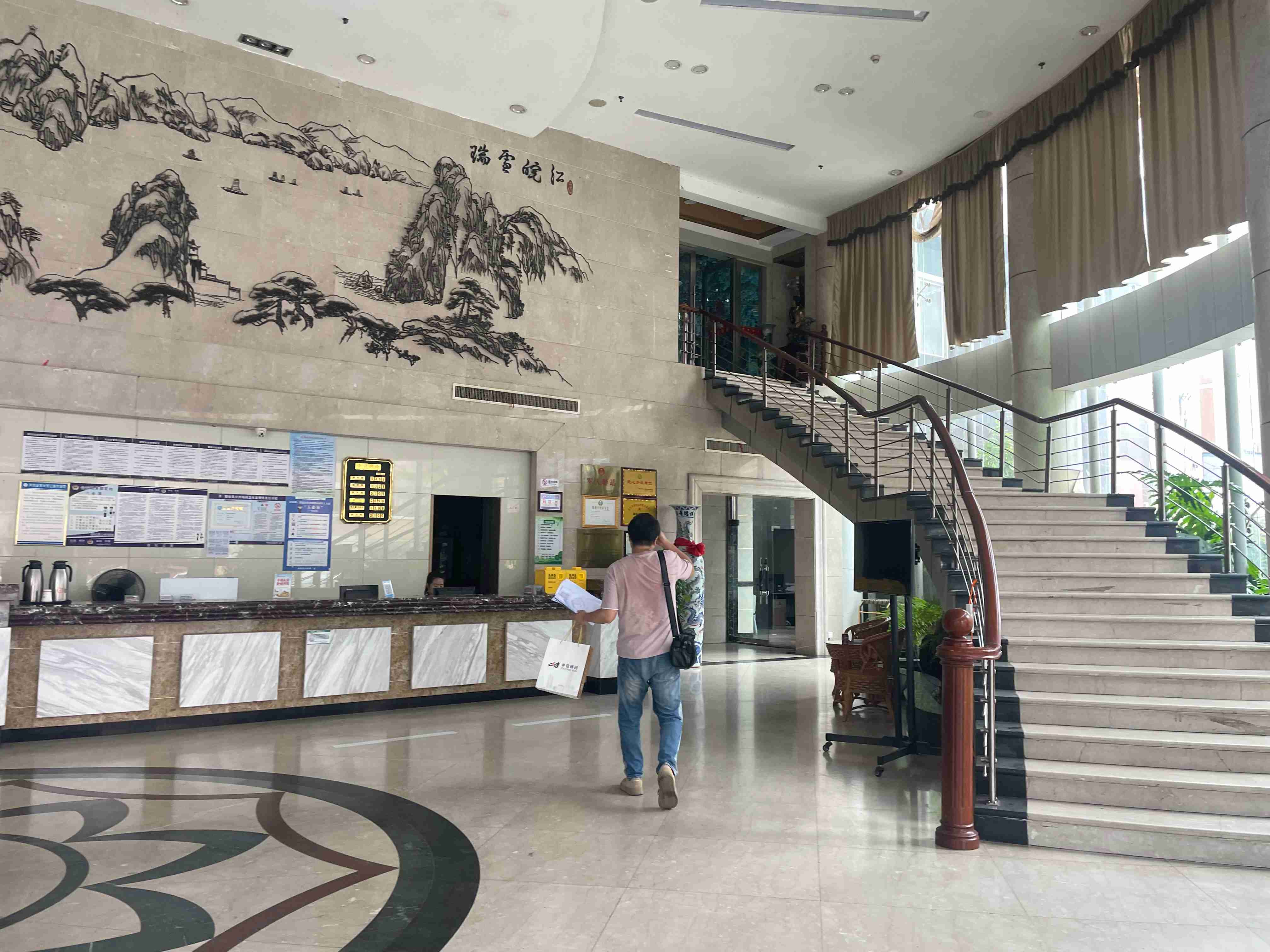 ���ɰ����Ƶ����޹�˾���е�λ�����ɿh�����(zh��n)������·6̖�̘I(y��)�÷��M���Ј��rֵ�u��